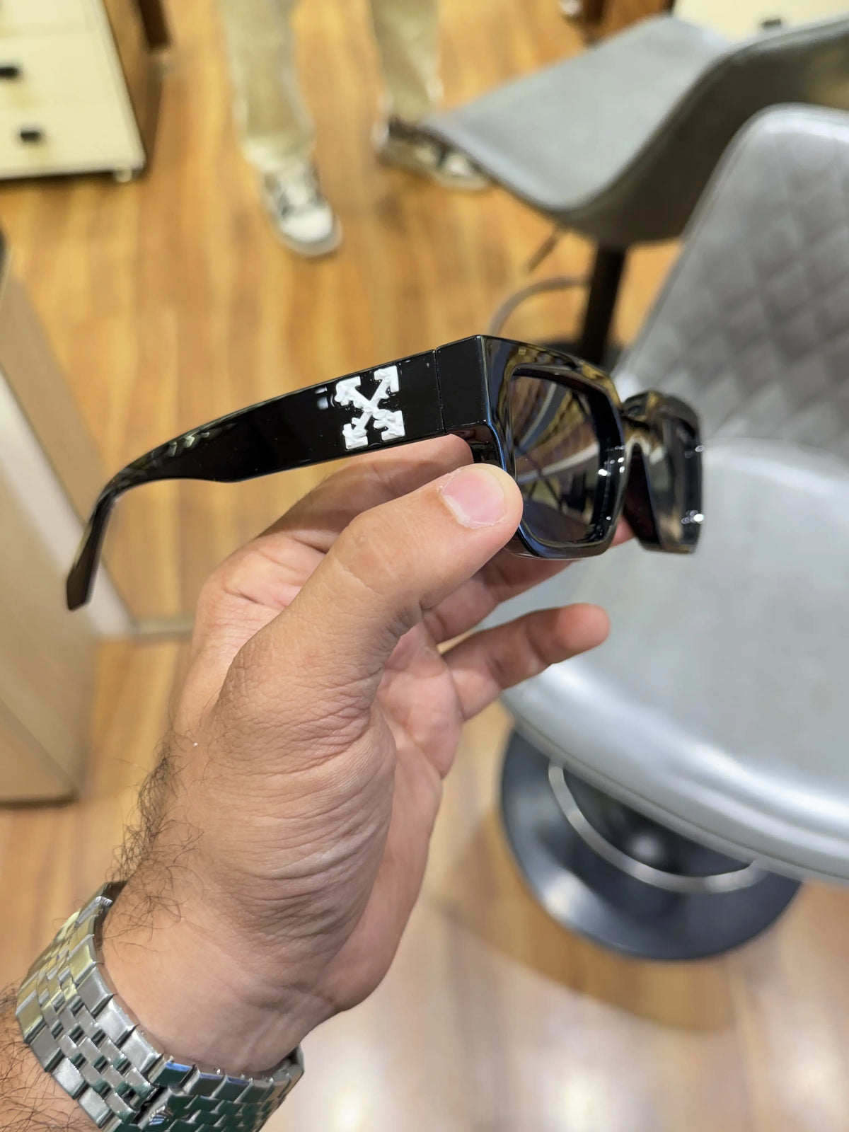 Off_white_98595_black_white