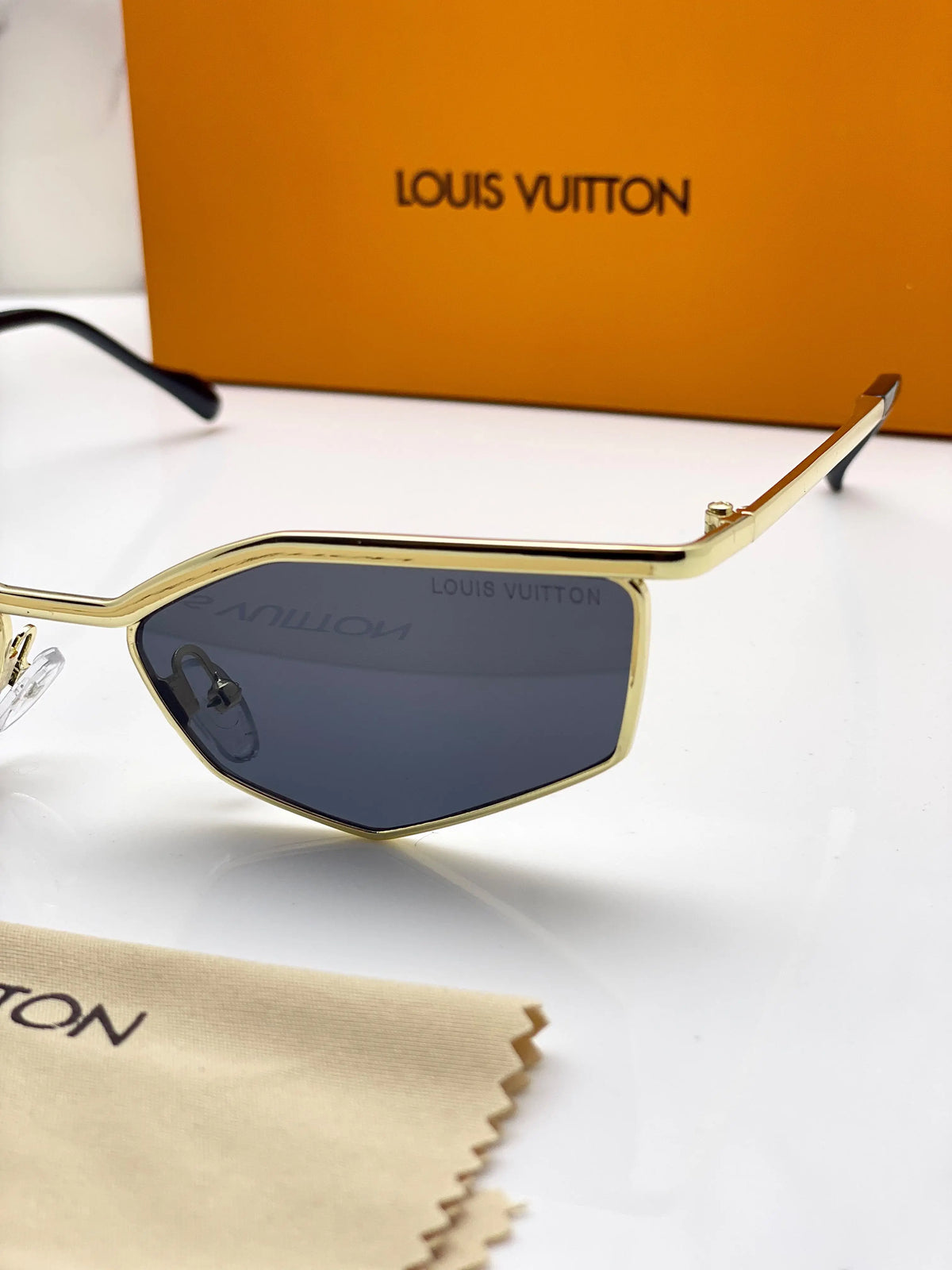 Louis Vuitton 3224 gold black